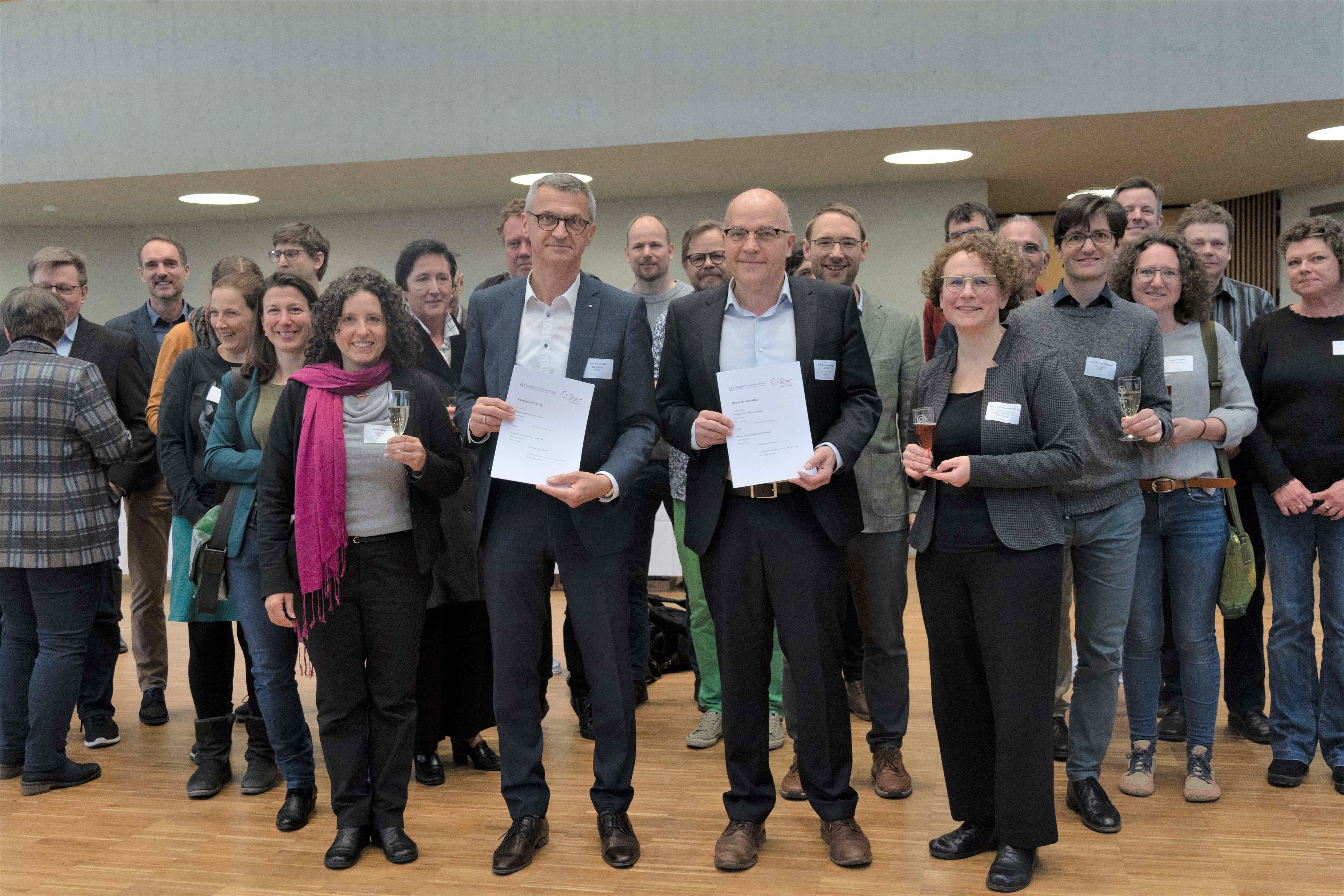 Auf diesem Bild sehen sie Personen, die bei der Unterzeichnung eines Kooperationsvertrag zwischen PH-Freiburg und dem ZSL Regionalstelle Freiburg zugegen waren-